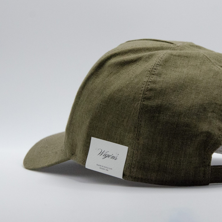 Olivgrön Wigéns Baseball Contemporary Cap sedd snett bakifrån