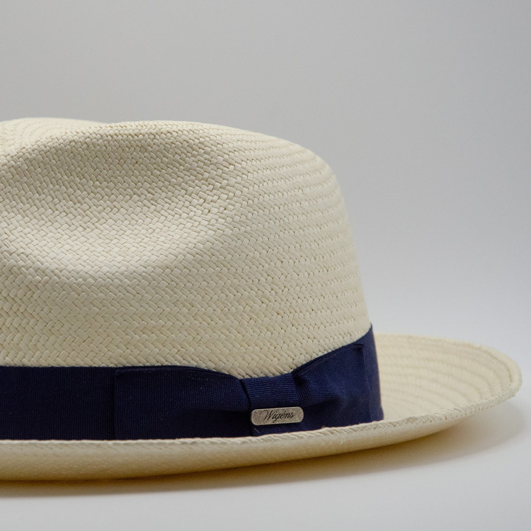 Närbild på Wigéns Panama Hat med marinblått hattband