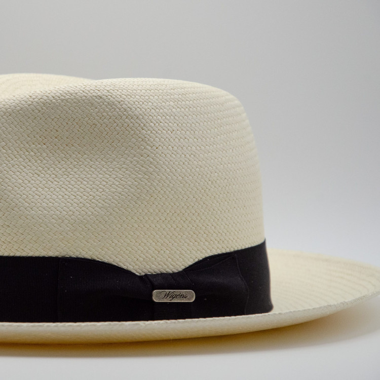 Närbild på naturfärgad Wigéns Panama Hat med svart hattband