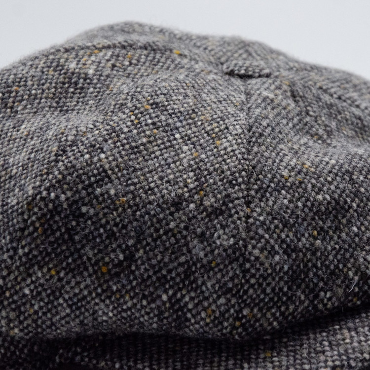 Detaljbild på mörkgråmelerad Donegal-ull på Wigéns News Boy Classic Cap